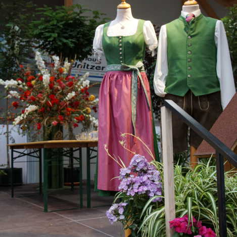 Tracht der Steirischen Blumenstraße vom Modenhaus Posch | ©  Oststeiermark Tourismus | Jasmin Perhofer
