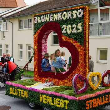 Blumenwägen beim Blumenkorso in Vorau | ©  Oststeiermark Tourismus | Jasmin Perhofer