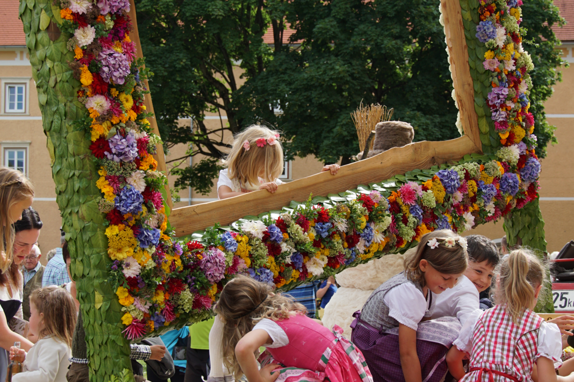 Blumenwägen beim Blumenkorso in Vorau | ©  Oststeiermark Tourismus | Jasmin Perhofer