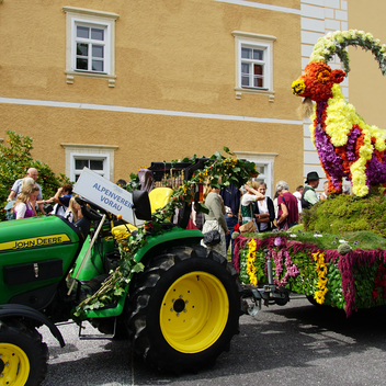 Blumenwägen beim Blumenkorso in Vorau | © 
Oststeiermark Tourismus | Jasmin Perhofer