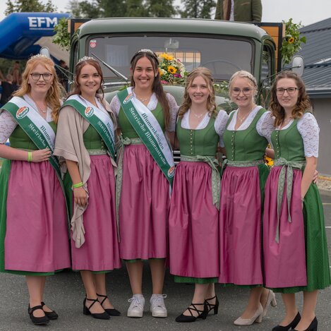 Die ehemaligen und neuen Hoheiten der Steirischen Blumenstraße | ©  Oststeiermark Tourismus | Rene Strasser