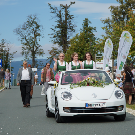 Die Blumenhoheiten beim Umzug im Auto | ©  Oststeiermark Tourismus | Jasmin Perhofer
