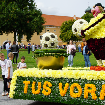 Blumenwägen beim Blumenkorso in Vorau | ©  Oststeiermark Tourismus | Jasmin Perhofer
