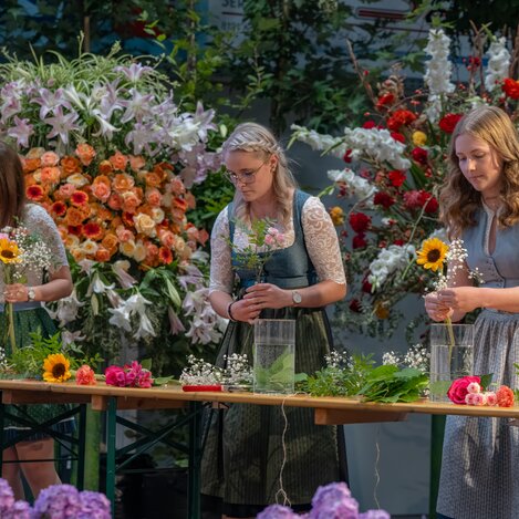 Blumenhoheiten beim Blumenkranz binden | ©  Oststeiermark Tourismus | Rene Strasser