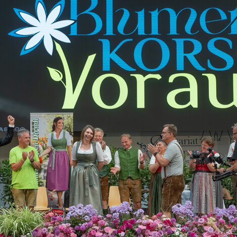 Bürgermeister bedankt sich bei den Vereinen und den Mitarbeitenden des Blumenkorso | © 
Oststeiermark Tourismus | Rene Strasser