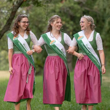 Die amtierenden Blumenhoheiten Tanja, Sarah und Katharina | © RENE STRASSER | RENE STRASSER     FOTOGRAF