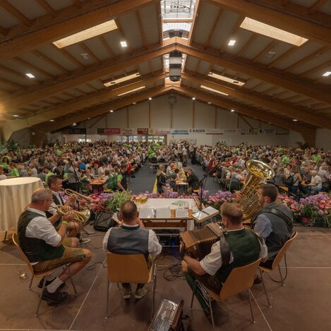 Volle Urkraft Arena beim Blumenkorso in Vorau | ©  Oststeiermark Tourismus | Rene Strasser