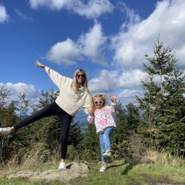 Manuela und Stella am Masenberg beim Waldabenteuer