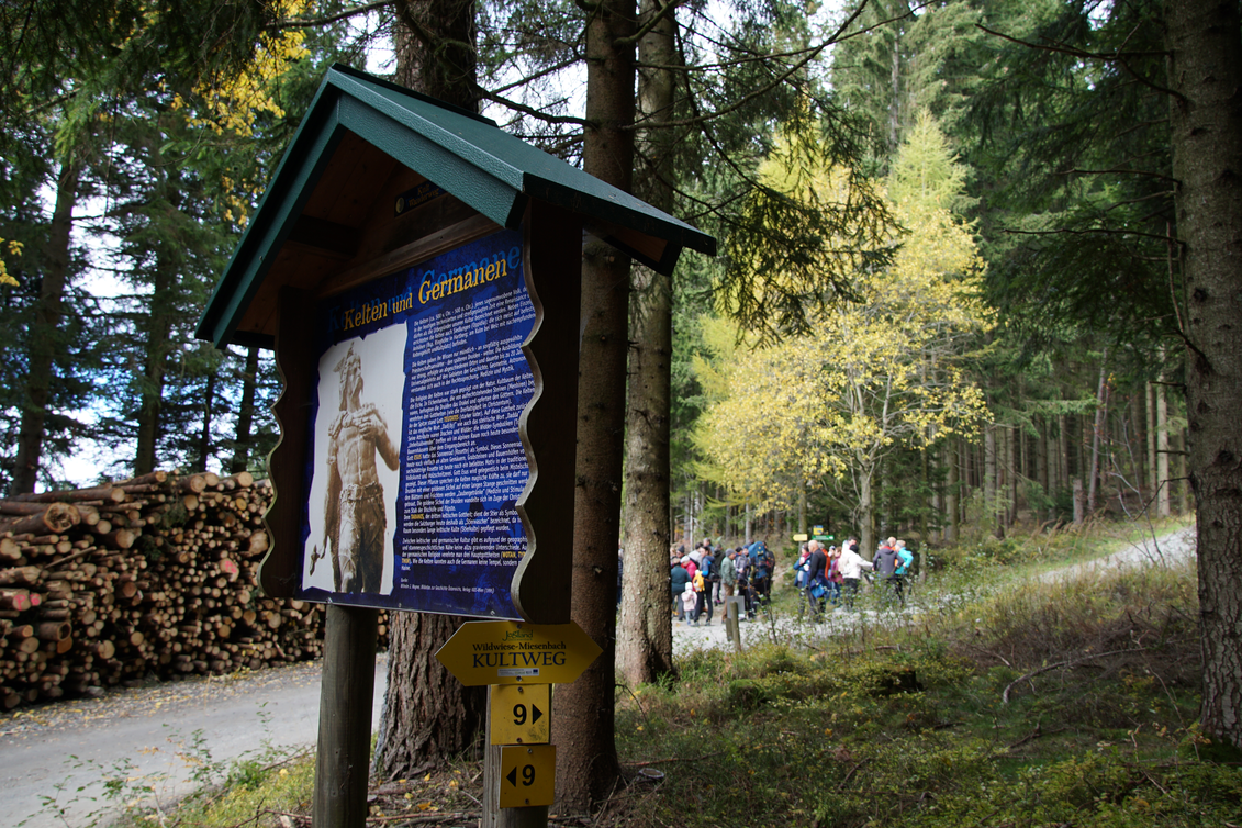 Informationstafel entlang des Kultwegs in Miesenbach bei Birkfeld | Jasmin Perhofer