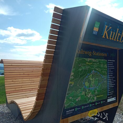 Riesenliege am Kultwegeinstieg