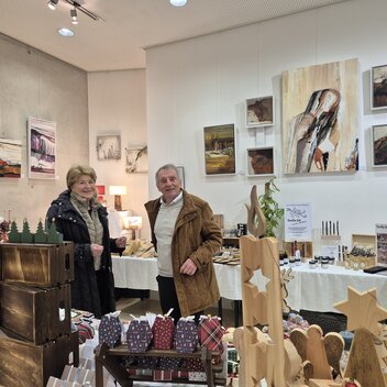 Herr und Frau Glehr beim Kunsthandwerks- und Adventmarkt im Stadtmuseum | © 
Oststeiermark Tourismus | Claudia Prokop
