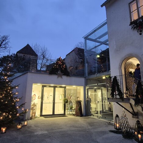 Eingang Kunsthandwerksmarkt beim Museum | © 
Oststeiermark Tourismus | Claudia Prokop