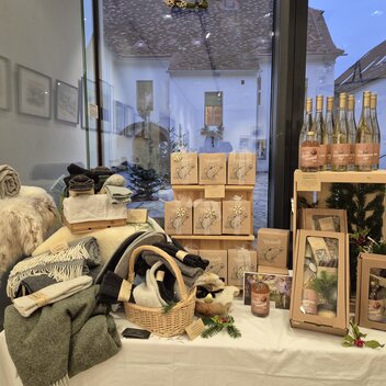 Geschenkartikel aus Wolle beim Weihnachtsmarkt im Museum | © 
Oststeiermark Tourismus | Claudia Prokop