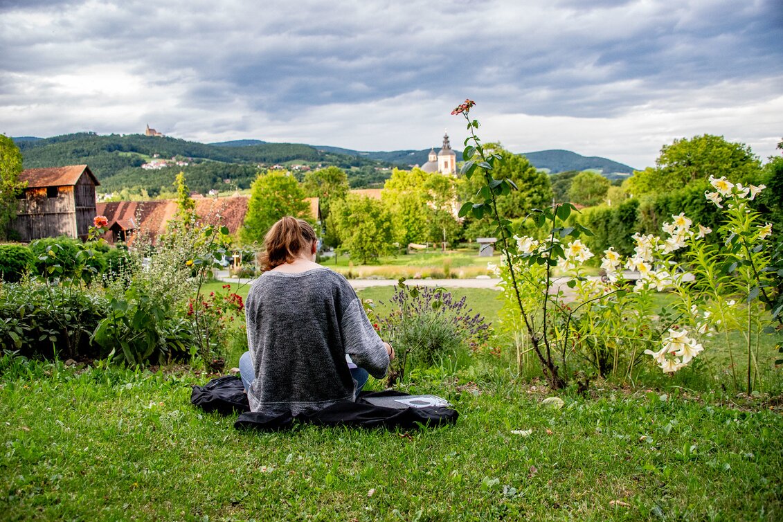 Malen im Schlosspark Pöllau | © Oststeiermark Tourimus | Viktoria Tanton