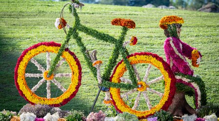 Fahrrad aus Blumen beim Blumenkorso in der Oststeiermark | © TV Oststeiermark | Kurt Elmleitner