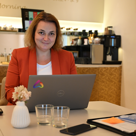 Mitarbeiterin Nina Darnhofer in der Geschäftsstelle Weiz