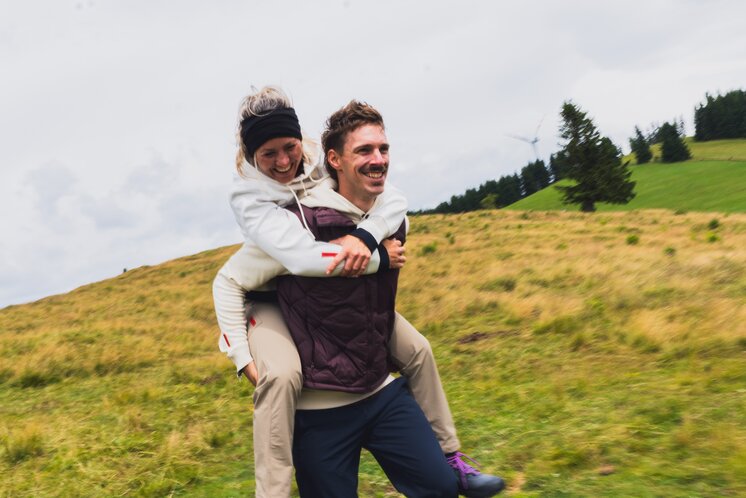 Pärchen läuft Huckepack durch die Oststeiermark | © Oststeiermark Tourismus | Arvid Auner