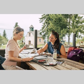 Kaffee und Kuchen bei der Wildwiesenhütte | ©  Oststeiermark Tourismus |  Bernhard Bergmann