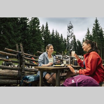 Kulinarik bei der Wildwiesenhütte in der Oststeiermark | ©  Oststeiermark Tourismus |  Bernhard Bergmann