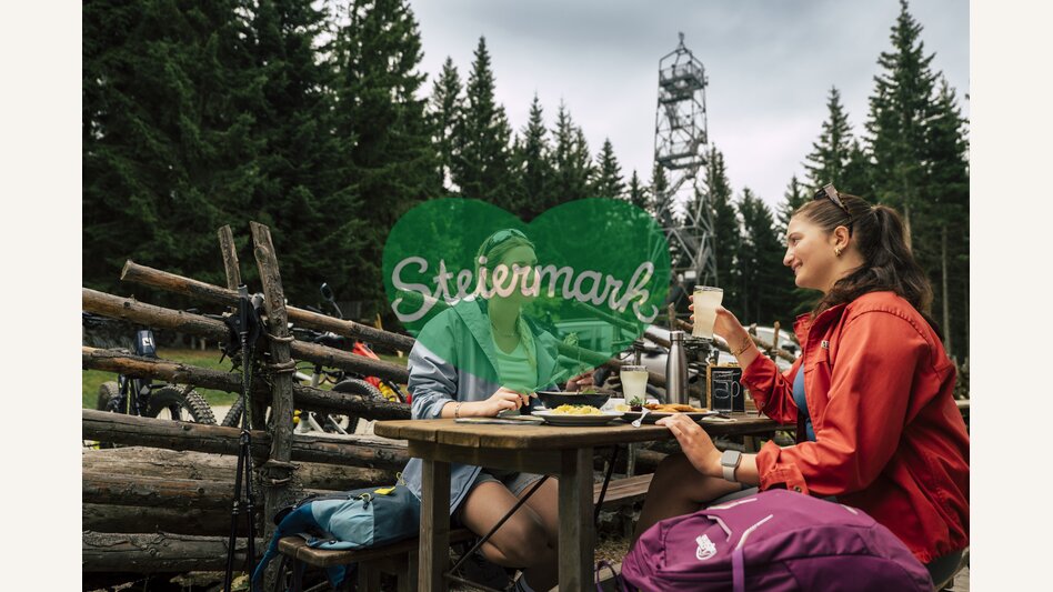 Kulinarik bei der Wildwiesenhütte in der Oststeiermark | ©  Oststeiermark Tourismus |  Bernhard Bergmann
