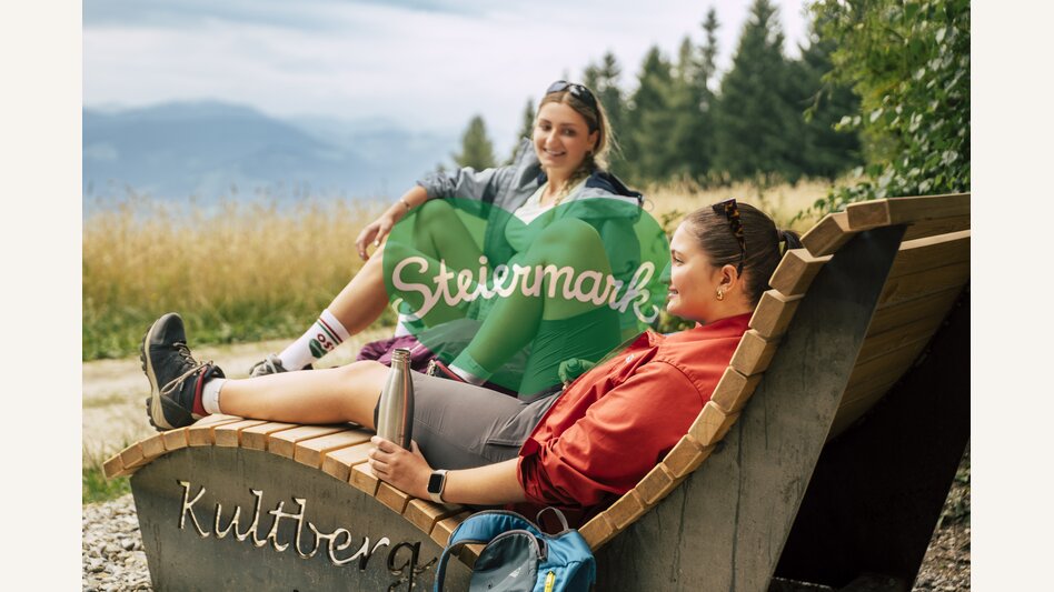 Sonnenliege beim Kultweg auf der Wildwiese  | ©  Oststeiermark Tourismus |  Bernhard Bergmann