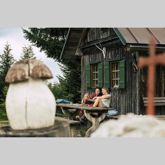 Pause bei der urigen Hütte auf der Wildwiese in Miesenbach | ©  Oststeiermark Tourismus |  Bernhard Bergmann