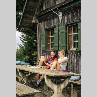 Pause bei der urigen Hütte auf der Wildwiese in Miesenbach | © 
Oststeiermark Tourismus |  Bernhard Bergmann
