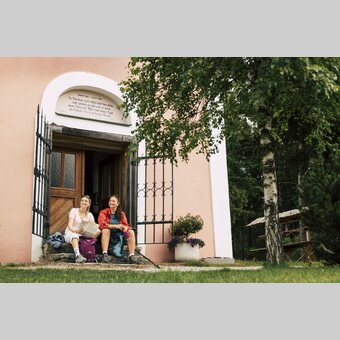 Pause bei der Waldhauserkapelle auf der Wildwiese in Miesenbach in der Oststeiermark | ©  Oststeiermark Tourismus |  Bernhard Bergmann