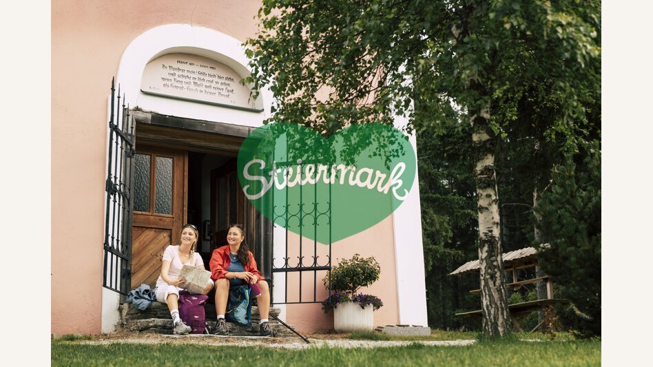 Pause bei der Waldhauserkapelle auf der Wildwiese in Miesenbach in der Oststeiermark | ©  Oststeiermark Tourismus |  Bernhard Bergmann