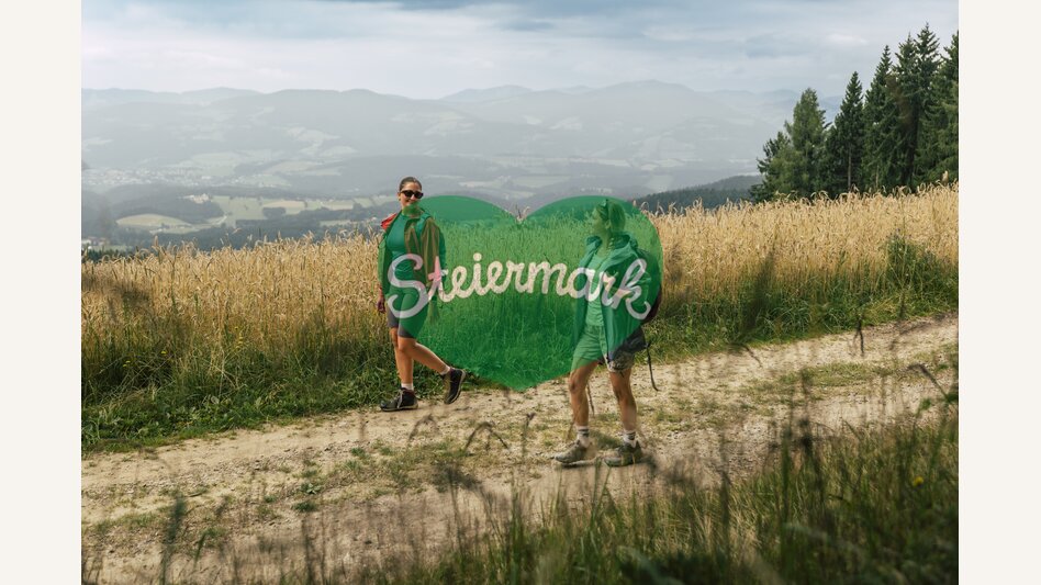 Wanderer auf dem Weg zur Wildwiese in Miesenbach in der Oststeiermark | ©  Oststeiermark Tourismus |  Bernhard Bergmann