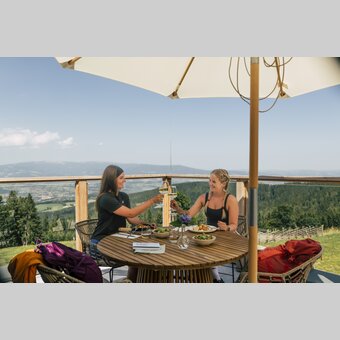 Kulinarik beim Olmstoll am Masenberg  | ©  Oststeiermark Tourismus |  Bernhard Bergmann