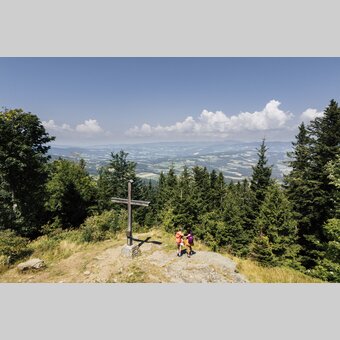 Wanderer beim Gipfelkreuz am Masenberg in der Oststeiermark | ©  Oststeiermark Tourismus |  Bernhard Bergmann