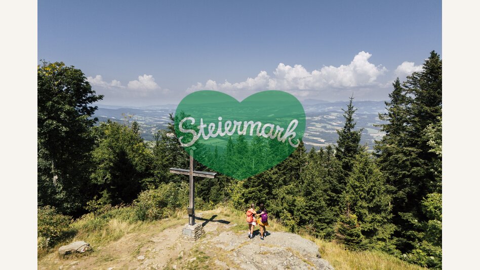 Wanderer beim Gipfelkreuz am Masenberg in der Oststeiermark | ©  Oststeiermark Tourismus |  Bernhard Bergmann