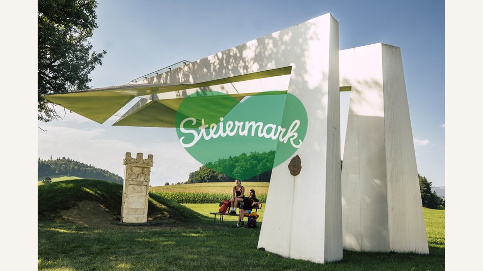 Wanderer beim Römergrab in Lebing in der Oststeiermark | ©  Oststeiermark Tourismus |  Bernhard Bergmann