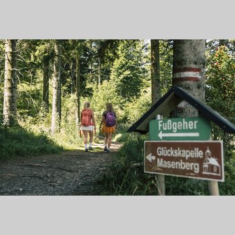 Wanderer Richtung Glückskapelle Masenberg in der Oststeiermark | © Oststeiermark Tourismus |  Bernhard Bergmann