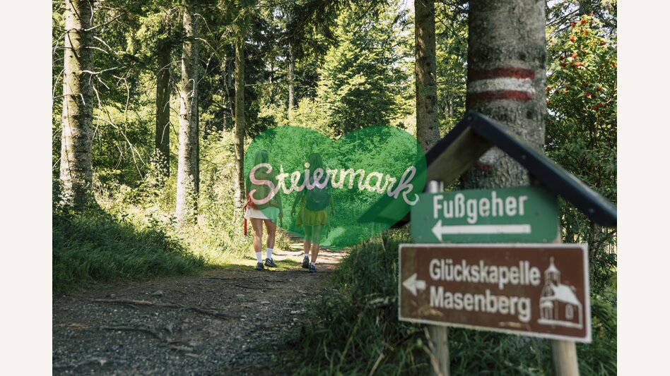 Wanderer Richtung Glückskapelle Masenberg in der Oststeiermark | © Oststeiermark Tourismus |  Bernhard Bergmann