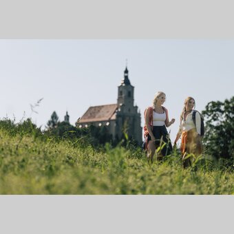 Wanderer bei der Wallfahrtskirche Pöllauberg  in der Oststeiermark | ©  Oststeiermark Tourismus |  Bernhard Bergmann
