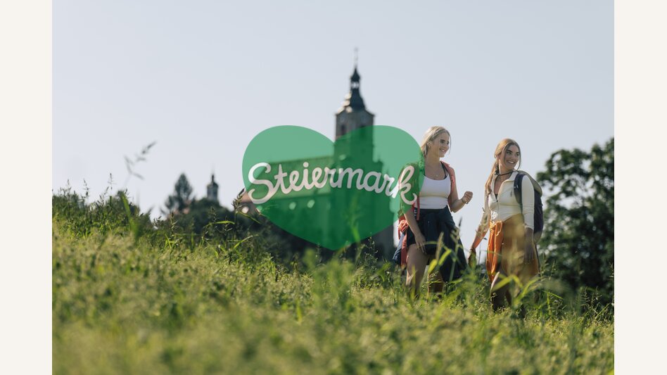 Wanderer bei der Wallfahrtskirche Pöllauberg  in der Oststeiermark | ©  Oststeiermark Tourismus |  Bernhard Bergmann