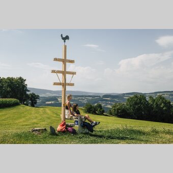 Wanderer beim Wetterkreuz in der Oststeiermark | © Oststeiermark Tourismus |  Bernhard Bergmann