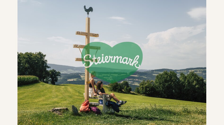 Wanderer beim Wetterkreuz in der Oststeiermark | © Oststeiermark Tourismus |  Bernhard Bergmann