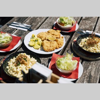 Schnitzel und Käsespätzle beim Roseggerhaus auf der Pretul | ©  Oststeiermark Tourismus |  Bernhard Bergmann