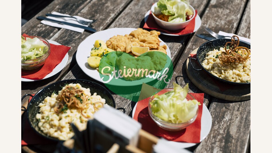 Schnitzel und Käsespätzle beim Roseggerhaus auf der Pretul | ©  Oststeiermark Tourismus |  Bernhard Bergmann