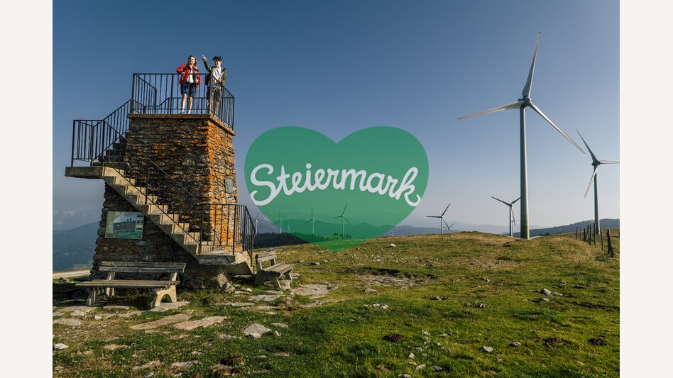 Wanderer bei der Peter Bergner Warte auf der Pretul in der Oststeiermark | ©  Oststeiermark Tourismus |  Bernhard Bergmann