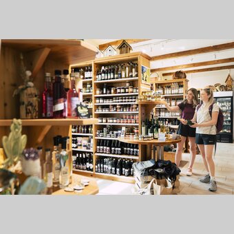 Besuch im Bauernladen im Pöllauer Tal | ©  Oststeiermark Tourismus |  Bernhard Bergmann