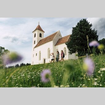 Wandern bei  der Kirche St. Anna in der Oststeiermark | © Oststeiermark Tourismus, Tom Lamm |  Bernhard Bergmann