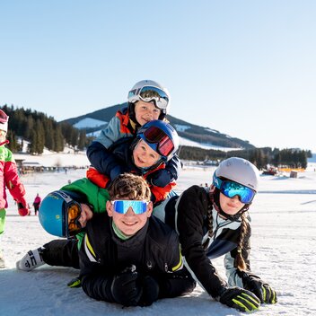 Viel Spaß beim Skifahren mit Freunden | ©  Oststeiermark Tourismus | Cian J. Baumgartner