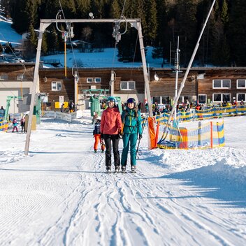 Paar beim Skifahren in schöner Winterlandschaft | ©  Oststeiermark Tourismus | Cian J. Baumgartner