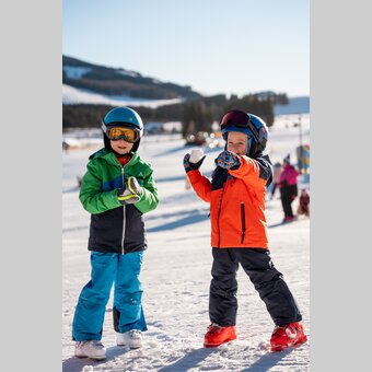 Kinder beim Skifahren im Schnee | ©  Oststeiermark Tourismus | Cian J. Baumgartner