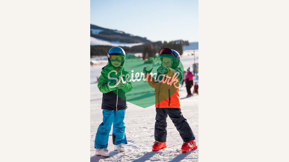 Kinder beim Skifahren im Schnee | ©  Oststeiermark Tourismus | Cian J. Baumgartner