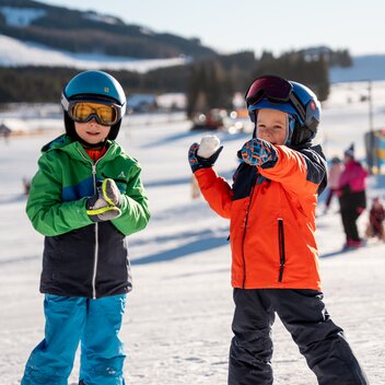 Kinder beim Skifahren im Schnee | ©  Oststeiermark Tourismus | Cian J. Baumgartner